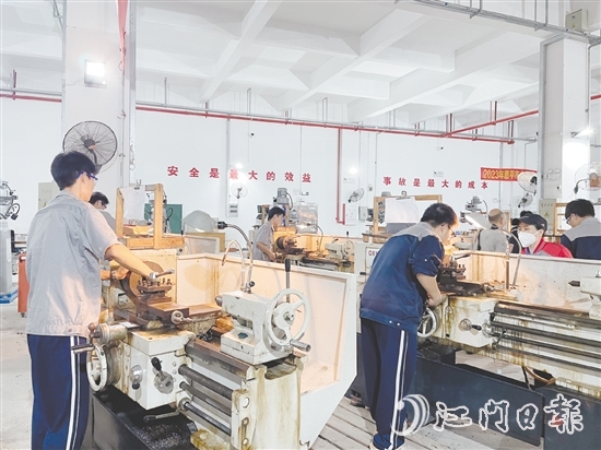 恩平市職業(yè)教育園設(shè)置“校中廠”“廠中?！被旌辖虒W(xué)區(qū)，引入“雙元制”課程體系，爭創(chuàng)開放型區(qū)域產(chǎn)教融合實踐中心。