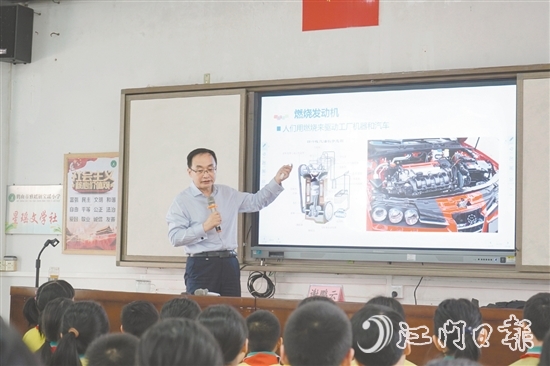 謝鵬云向?qū)W生們介紹燃燒學的應用。