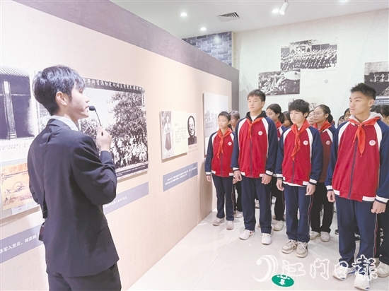 東河中學(xué)學(xué)生走進(jìn)周文雍陳鐵軍烈士紀(jì)念館，聆聽烈士們的革命事跡。