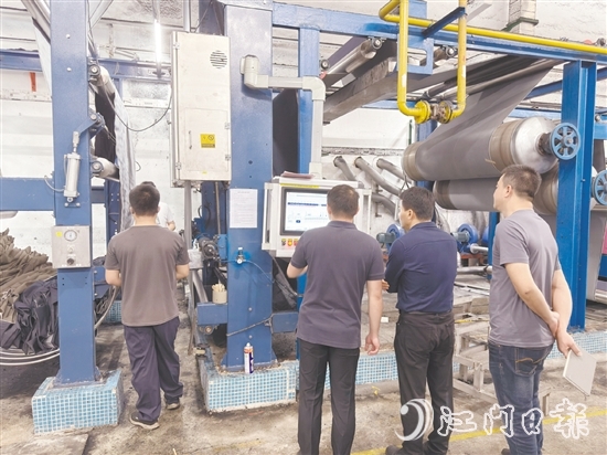 專家團(tuán)隊(duì)調(diào)研企業(yè)用能情況。