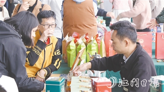 活動現(xiàn)場，游客品嘗大沙茶。