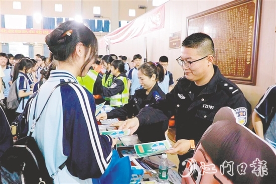 民警向?qū)W生發(fā)放安全知識(shí)宣傳資料。