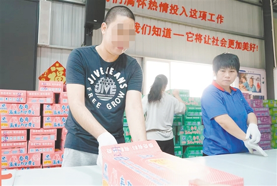 阿軒在愛(ài)心車間實(shí)現(xiàn)了自己的價(jià)值。
