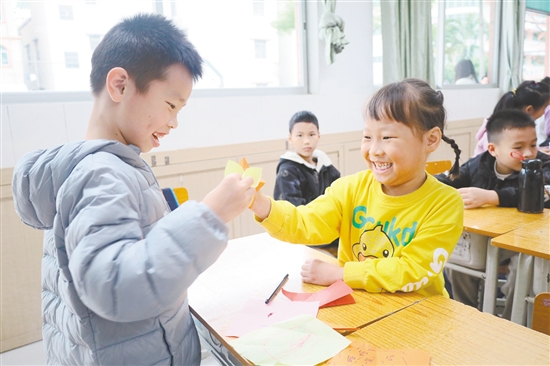 學生在“小小候鳥修煉營”學習折紙。