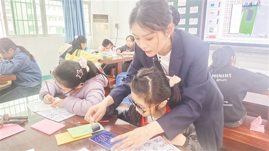 教師手把手教學(xué)生學(xué)習(xí)版畫。