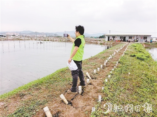 保險公司工作人員到田間地頭了解農(nóng)戶實(shí)際需求。