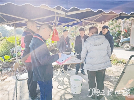 新會區(qū)森防辦組織督導(dǎo)組到各鎮(zhèn)（街、區(qū)）檢查“包山頭、守路口、盯重點”措施落實情況，要求設(shè)置森林防火檢查站點，安排人員值班值守。