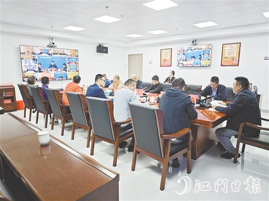 清明節(jié)前，新會區(qū)森防辦通過視頻會商系統(tǒng)調(diào)度各鎮(zhèn)（街、區(qū)），進一步壓實各方責任，要求從嚴從實從細落實各項防火措施。