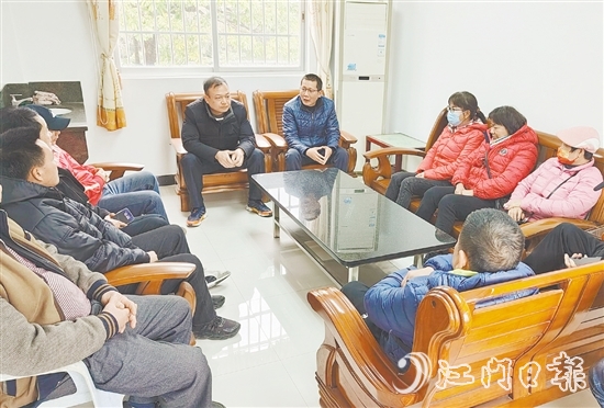 余以碩（中間藍(lán)衣者）長期奔走在基層調(diào)解一線，與群眾交流談心。
