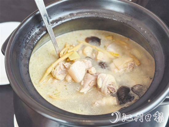 三合煮雞酒是臺山的一道傳統(tǒng)名菜。