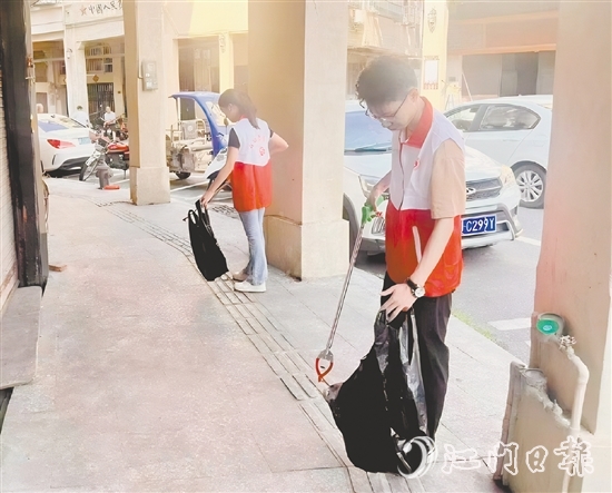 大江鎮(zhèn)團委組織志愿者在轄區(qū)內(nèi)開展人居環(huán)境整治志愿服務(wù)活動。