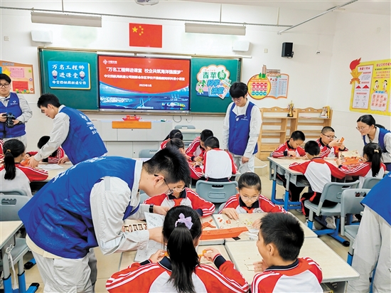 “青蘋果科學(xué)講堂”攜中交四航局船舶工程師進(jìn)課堂，受到同學(xué)們的熱捧。