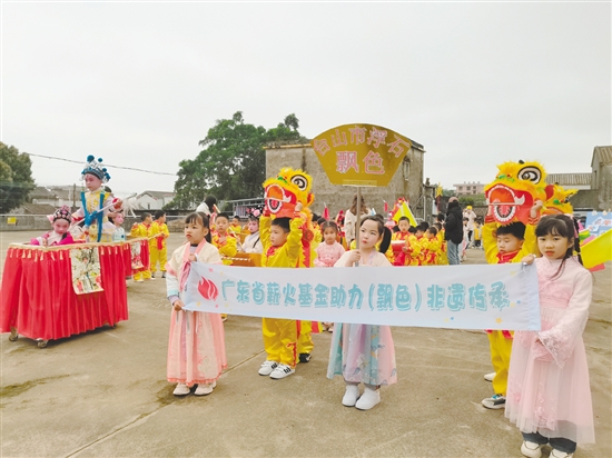孩子們身著傳統(tǒng)服飾，扮演各種經(jīng)典故事角色，自信展現(xiàn)自我。