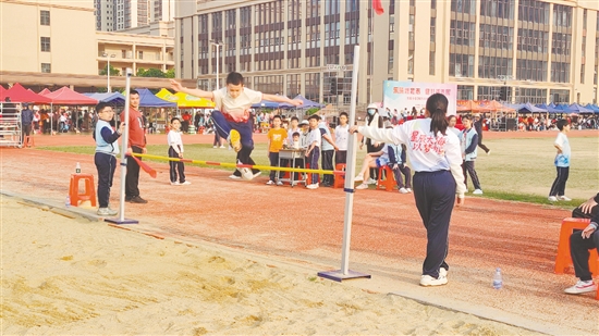 小運動員們在賽場上奮力拼搏。
