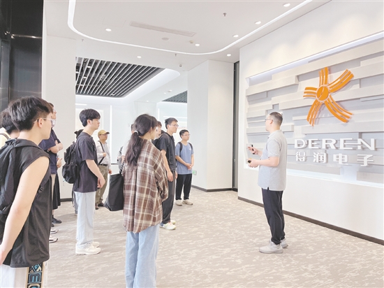 應屆畢業(yè)生走進鶴山市重點企業(yè)，了解企業(yè)人才需求。