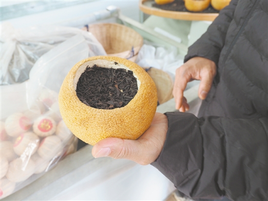 吳藝華制作的“柚子茶”受到年輕消費群體的喜愛。