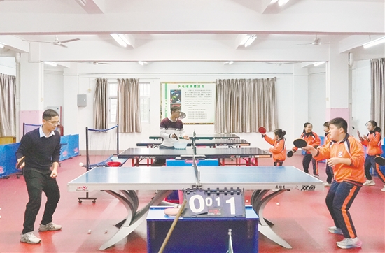 桃源小學將乒乓球運動融入學生校園生活的方方面面，推動學?！耙恍Ｒ黄贰苯ㄔO，讓乒乓球文化在校園中處處體現(xiàn)。