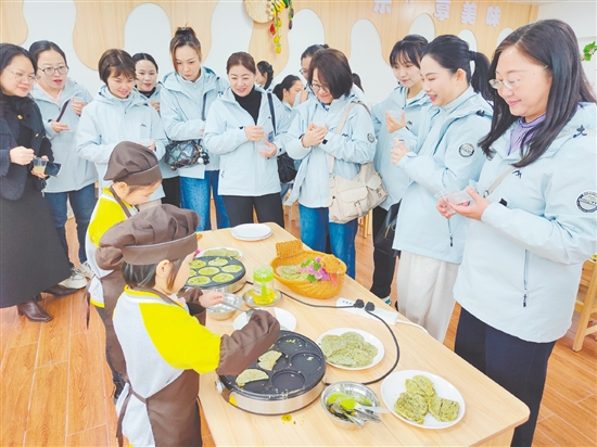 聯(lián)合調(diào)研組實(shí)地考察各園的辦園理念、環(huán)境創(chuàng)設(shè)、課程特色及師資隊(duì)伍建設(shè)情況。