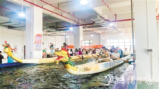 粵港澳大灣區(qū)百家旅行社代表親身體驗(yàn)劃龍舟。