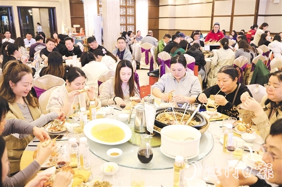 崖門水蟹端上餐桌后，食客們紛紛忍不住“啜一口”。