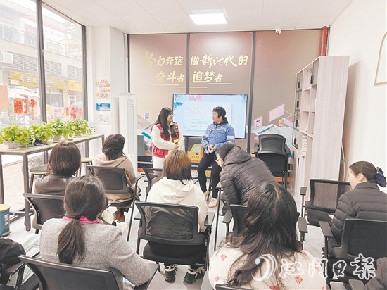 在“蓬友+”海逸城邦站，篁莊社區(qū)邀請環(huán)衛(wèi)工人等不同職業(yè)群體代表分享家風故事。