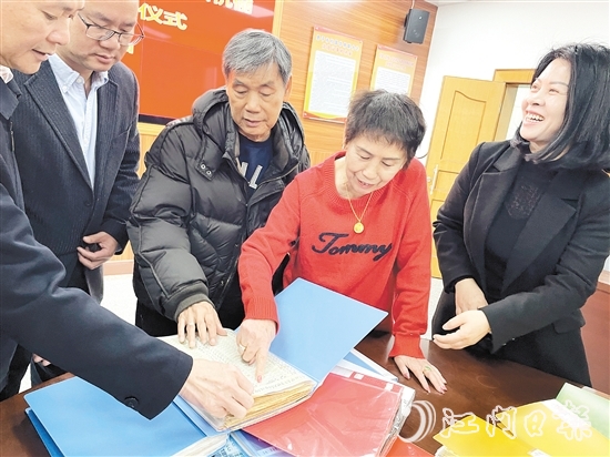 年逾古稀的旅委僑胞吳金葉、鄭碧云伉儷將各種史料用文件夾分門別類整理好，轉(zhuǎn)交給恩平市僑聯(lián)。