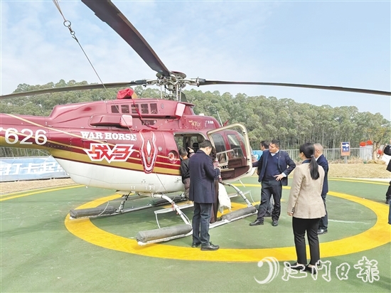 游客在恩平泉林飛行主題館乘坐觀光直升機(jī)。