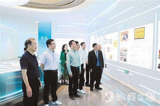 梁煥平（左一）組織商會(huì)會(huì)員回鄉(xiāng)，鄉(xiāng)親參觀考察恩平市麥克風(fēng)代表企業(yè)。