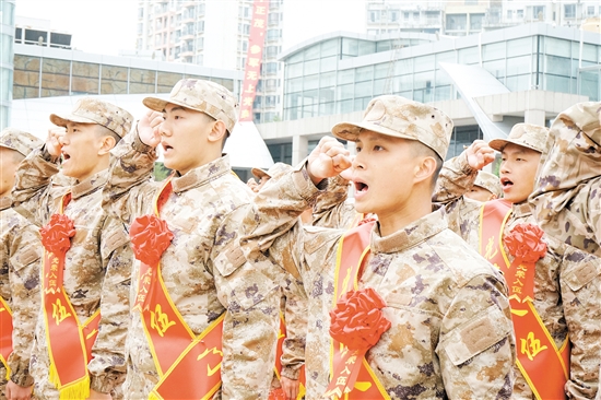 入伍新兵在鄉(xiāng)親們的見證下莊嚴宣誓。