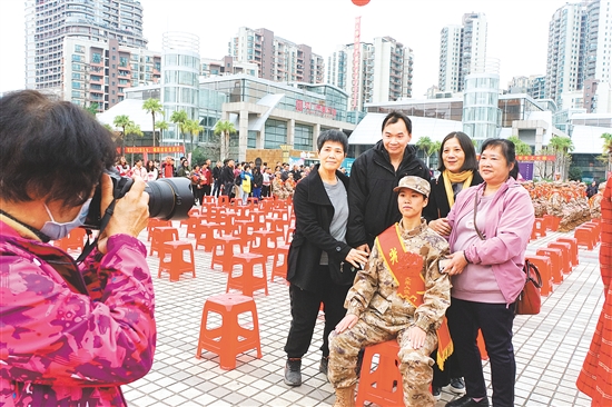 入伍新兵出發(fā)前身著軍裝與家人合影留念。