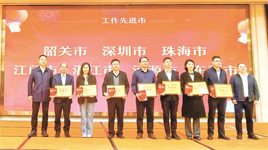 江門市第三人民醫(yī)院黨委書記梁先鋒（左四）代表領(lǐng)獎(jiǎng)。
