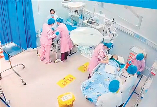 產(chǎn)婦被緊急送入搶救室，破水3分鐘后寶寶平安誕生。