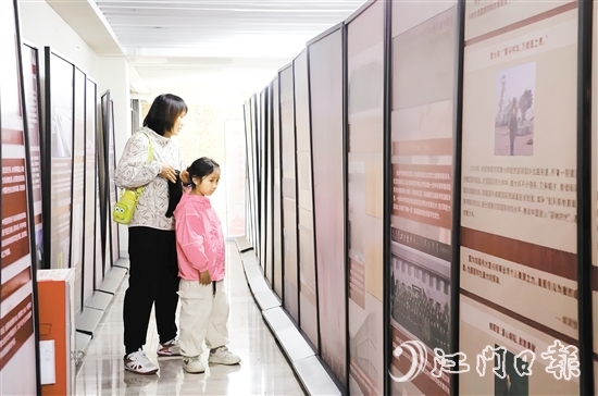 展覽吸引了不少市民和游客前來(lái)參觀。