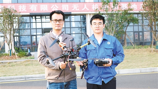 師生和無人機(jī)合影。