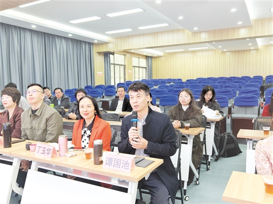 兩地校長分享教學經(jīng)驗。