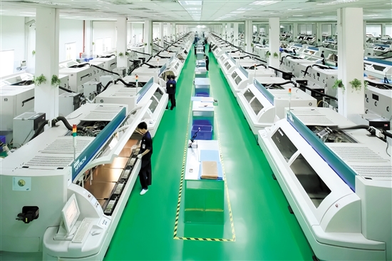 隨著專精特新企業(yè)矩陣持續(xù)擴容，它們將成為推動開平經(jīng)濟高質(zhì)量發(fā)展的核心引擎。開平依利安達電子有限公司是此次上榜名單的企業(yè)之一。圖為企業(yè)生產(chǎn)車間。