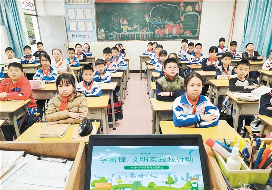 東河小學21個班開展學雷鋒主題班會活動。