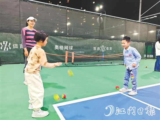 在公益課上，青少年班的學員們通過趣味游戲認識網球運動。