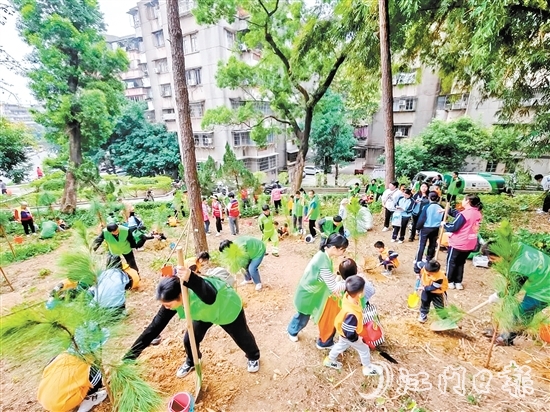 隨著“三項清單”的推進，社區(qū)居民更積極參與志愿服務(wù)，共同扮靚社區(qū)環(huán)境。