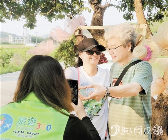 港澳游客來到臺(tái)山鄉(xiāng)村旅游，并合影留念。