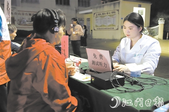 活動免費為群眾提供量血壓、測血糖、中醫(yī)診療保健、口腔檢查、聽力檢測等多項服務(wù)。