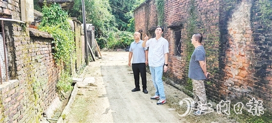 李科華（中間白衣者）在基層走訪調(diào)研，奔走在矛盾糾紛化解的“最前線”。