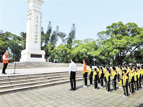 “豐碑下的思政課”在新會(huì)黃云山革命烈士紀(jì)念碑前開課了，同學(xué)們通過“實(shí)景課堂”憶崢嶸歲月，緬懷革命先烈。