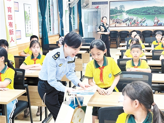通過(guò)有獎(jiǎng)問(wèn)答等活動(dòng)形式，同學(xué)們?cè)跉g笑中掌握了法律知識(shí)。
