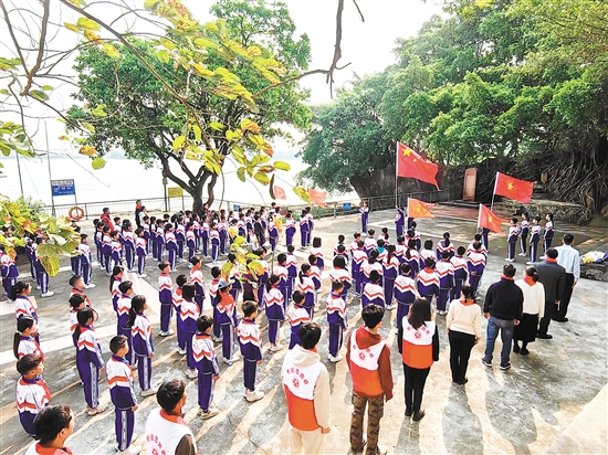 退役軍人、黨員、團員代表以及特沙小學師生代表列隊整齊，向著國旗、向著烈士碑行注目禮。