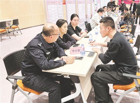 政策咨詢臺前，工作人員詳細解讀退役軍人就業(yè)補貼、創(chuàng)業(yè)扶持等政策。