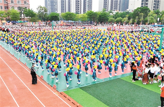 新寧小學(xué)超大型啦啦操方陣。
