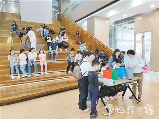 孩子與家長一起了解節(jié)能減碳的方法。