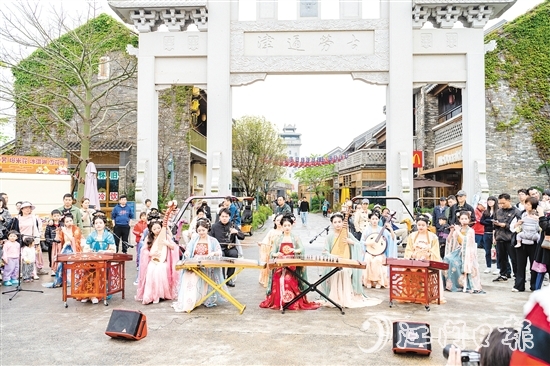 江門古勞水鄉(xiāng)旅游區(qū)民樂演出以“移步換景”的形式融入水鄉(xiāng)。