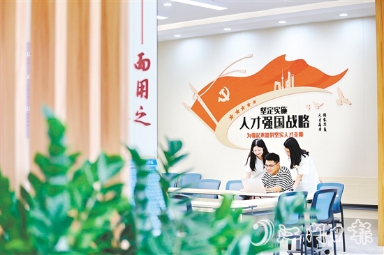 專員一對(duì)一服務(wù)鶴山籍大學(xué)應(yīng)屆畢業(yè)生。